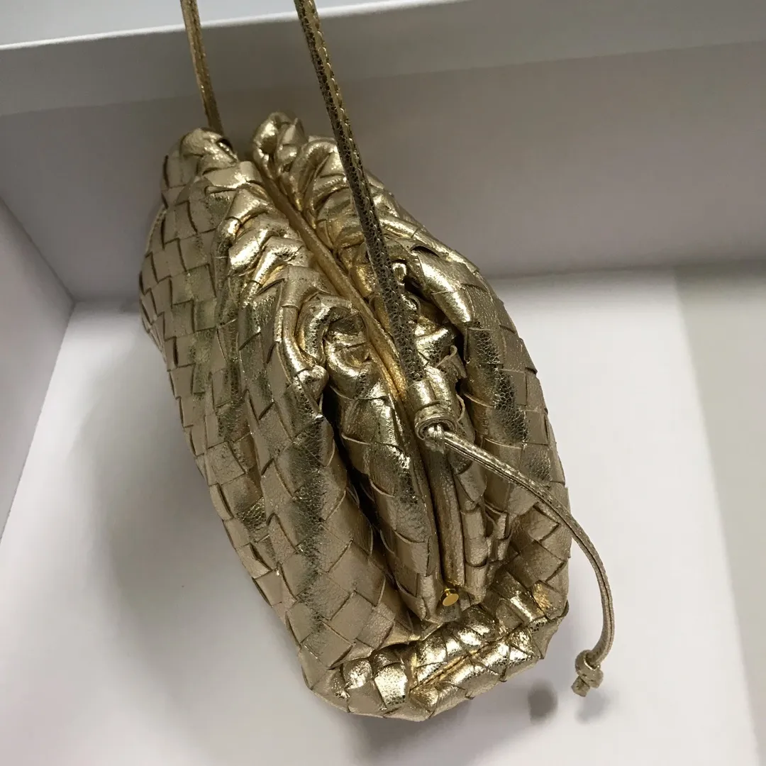 Batch 1260 Real shot 👇The pouch cloud bag is the first series designed by former Celine designer Daniel Lee after joining BV. The upper body is extremely ecstatic ~ fashionable and classy ~ elegant and concise, lazy and intellectual size: 23*13*8 [Little cloud woven small grid#]
